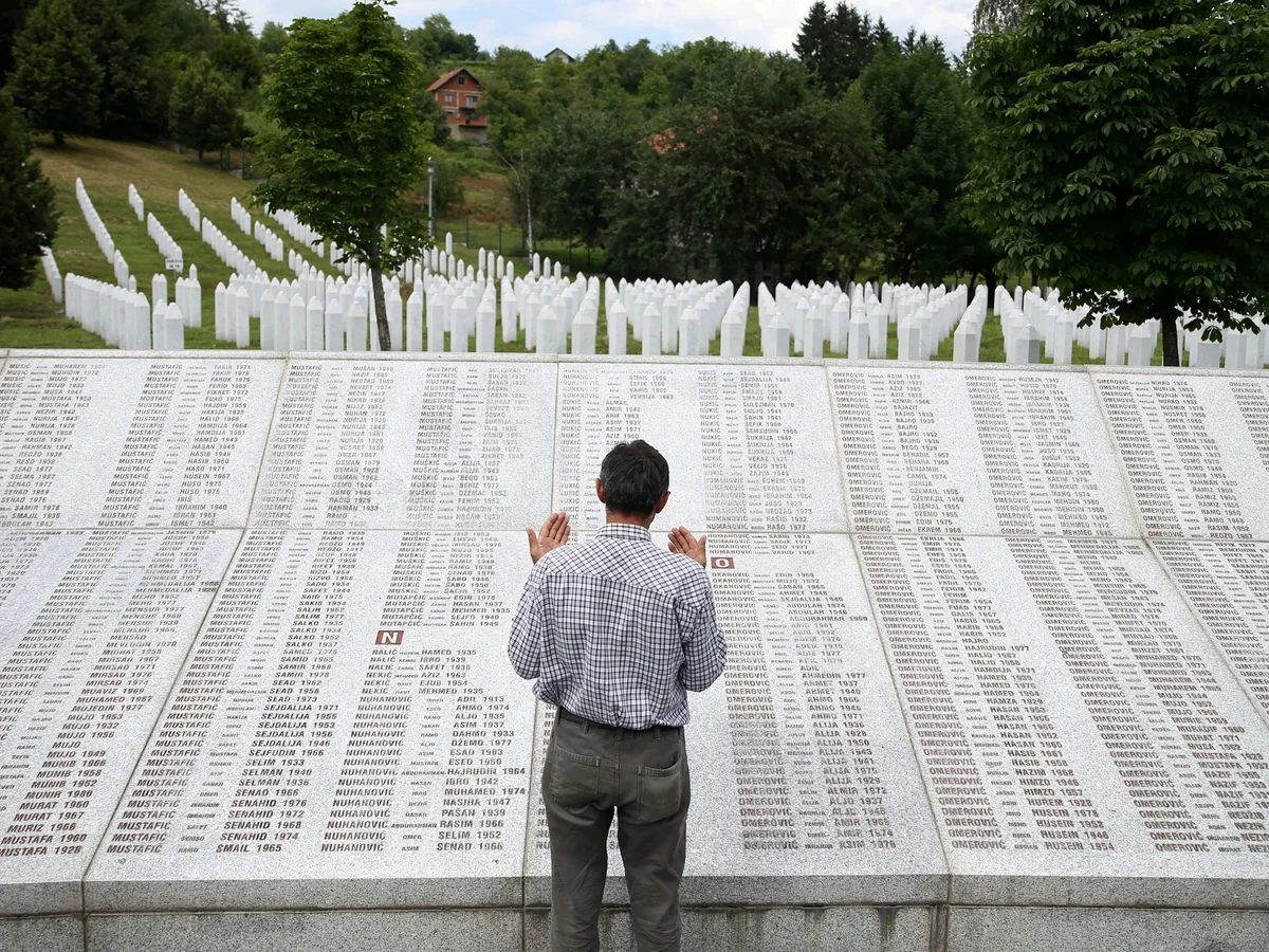 Trent'anni dal Genocidio di Srebrenica. Nel luglio del 1995 le forze militari serbe invasero la città, uccidendo oltre 8000 uomini