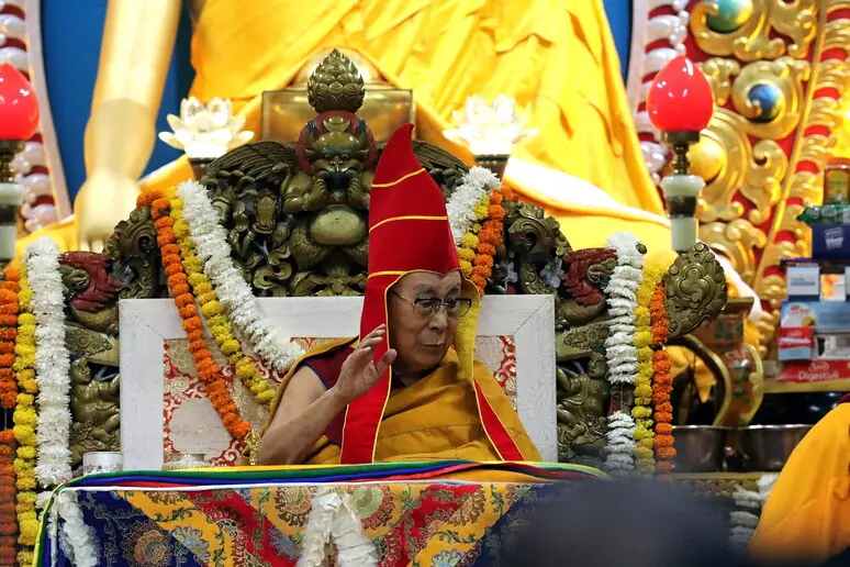Dalai Lama, 90 anni di resistenza: l’uomo che non ha mai smesso di essere il Tibet. In esilio dal 1959 spettatore di un genocidio