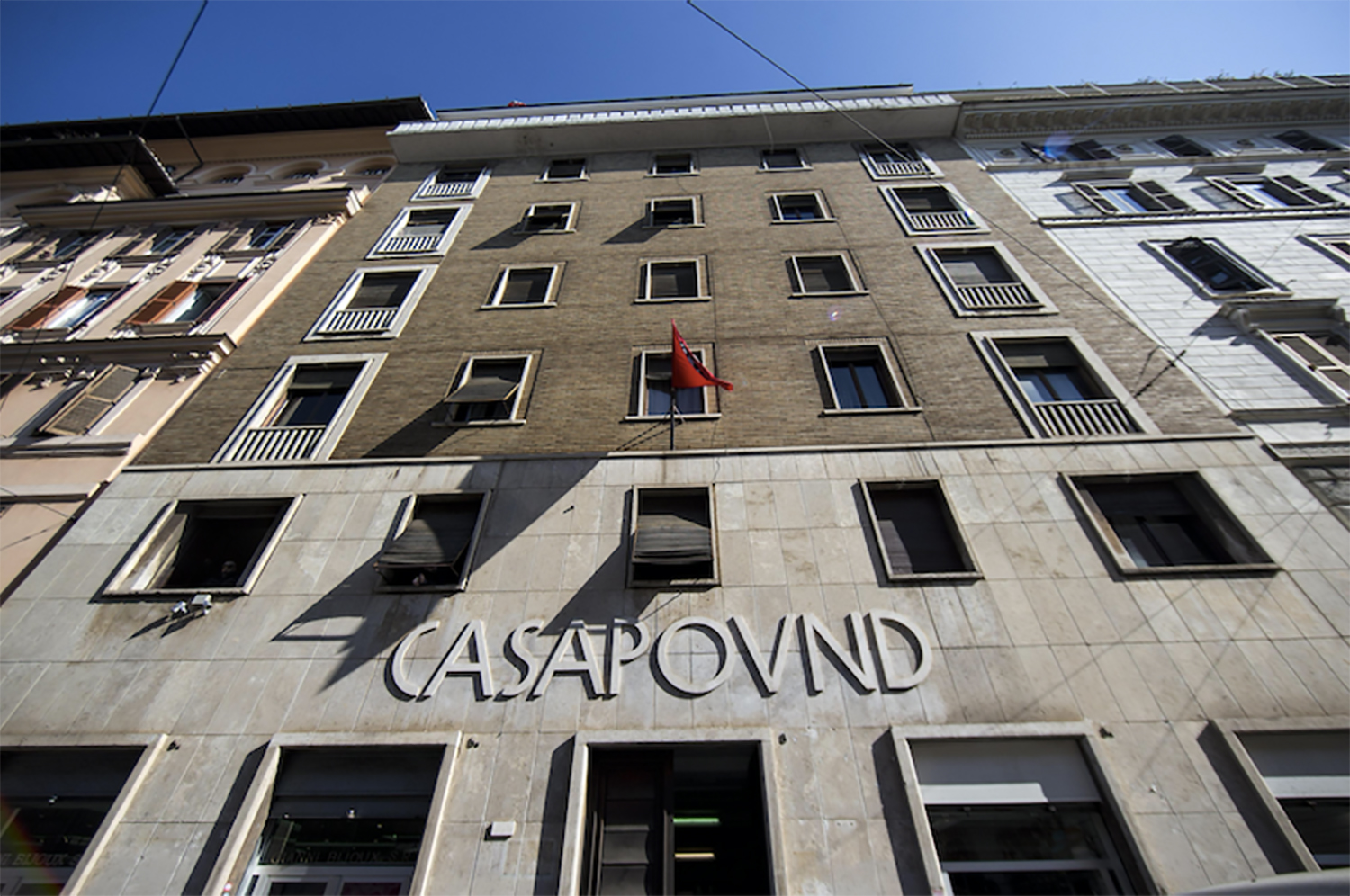 Sgombero del Leoncavallo a Milano e il caso CasaPound a Roma: due pesi e due misure tipicamente all'italiana