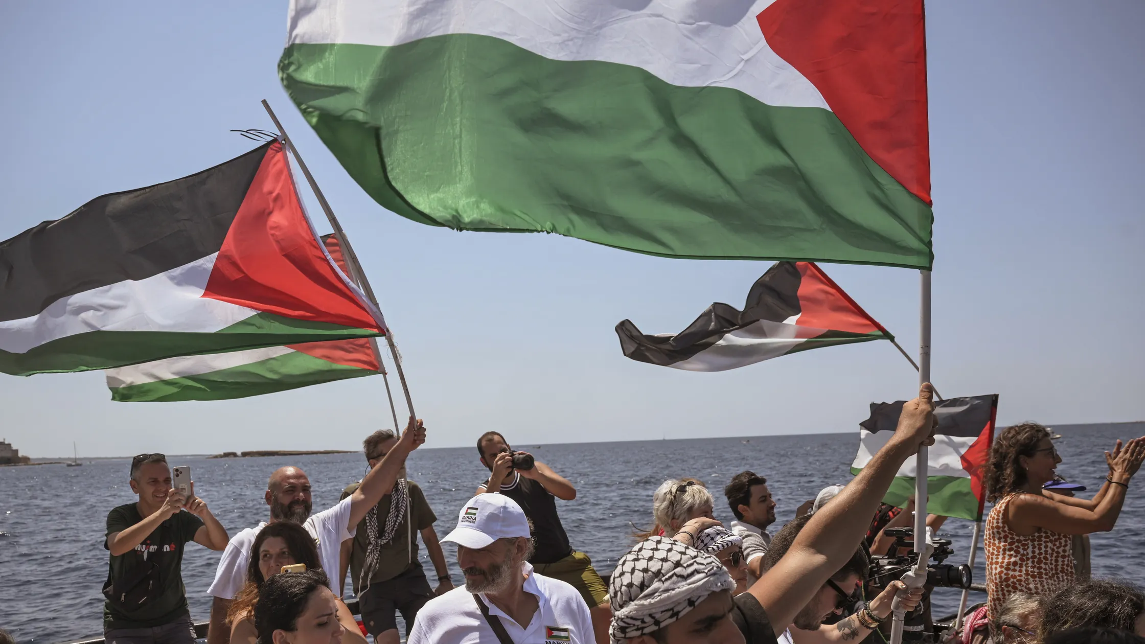Global Sumud Flotilla salpata da Barcellona verso Gaza: i fatti, cosa sta avvenendo ora, il diritto internazionale e gli scenari possibili