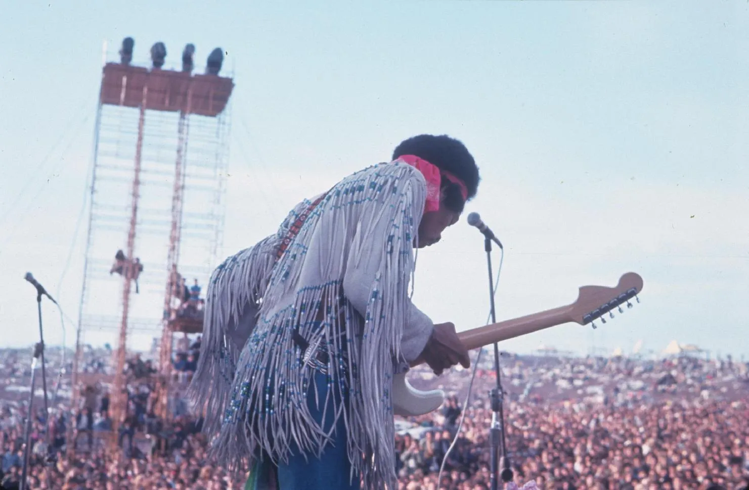 Woodstock: tre giorni di pace e musica che cambiarono la storia del rock L’alba di Hendrix e la nascita della leggenda.