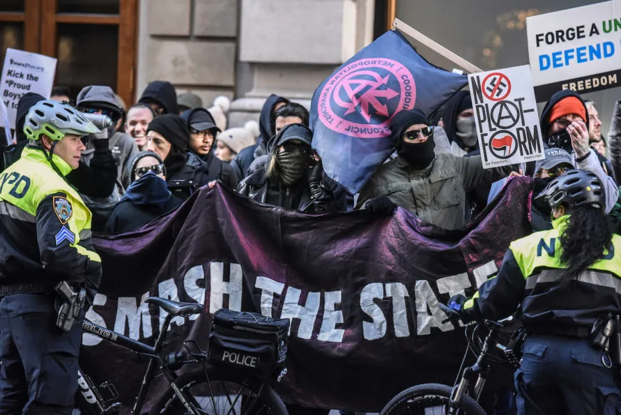 Trump contro Antifa: si può dichiarare terrorista qualcosa che non esiste? Antifa per Trump è uno spauracchio molto utile