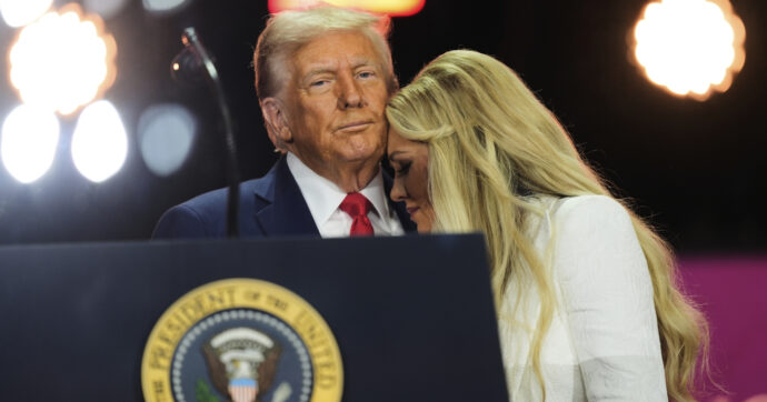 Perché Erika Kirk ha scelto il bianco al funerale di Charlie Kirk. È stato anche un segno mediatico: l’ha resa visivamente protagonista