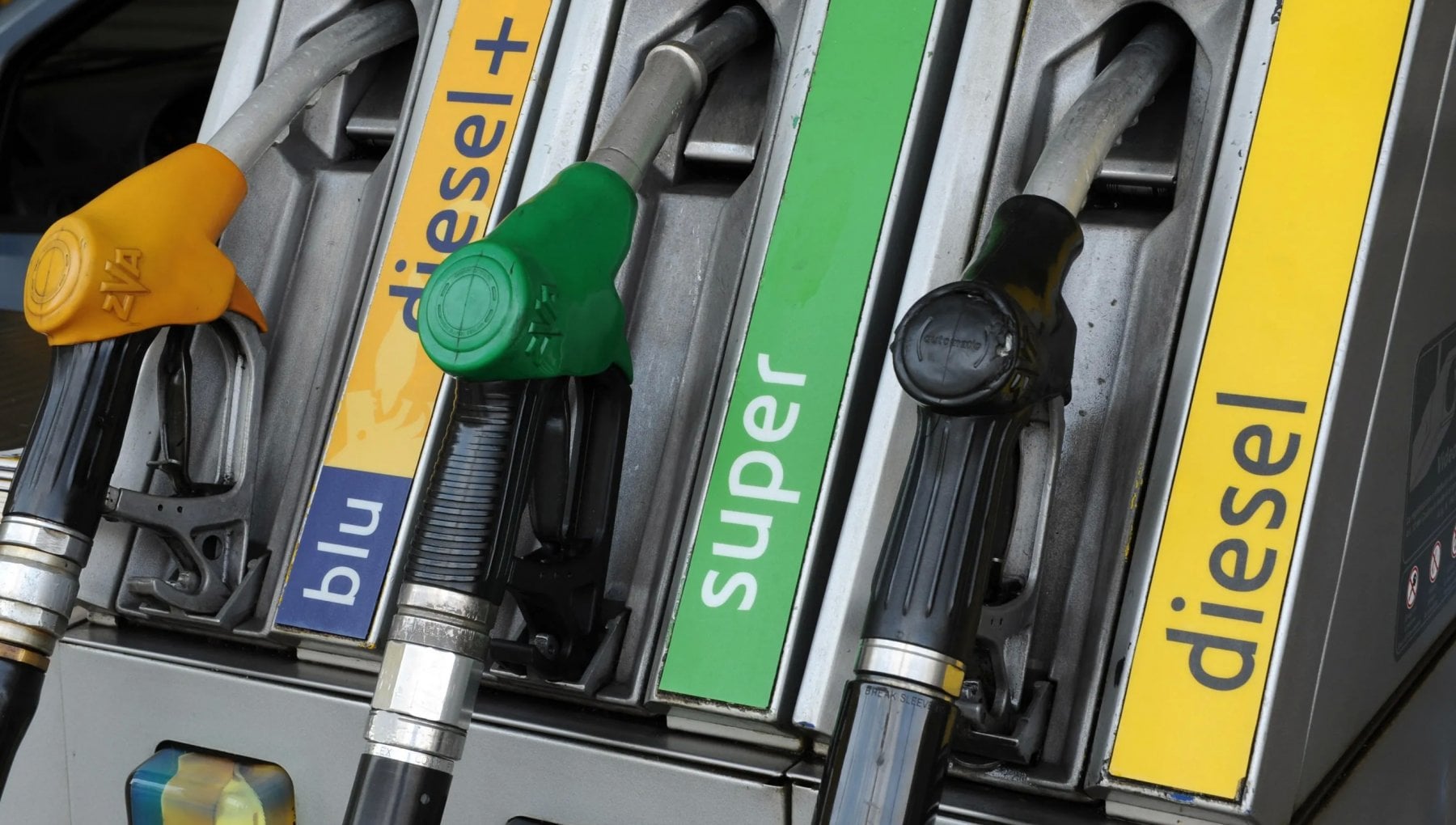 Carburanti in Italia, caro prezzi non sono solo colpa delle accise: l’Antitrust svela il cartello sulla componente bio