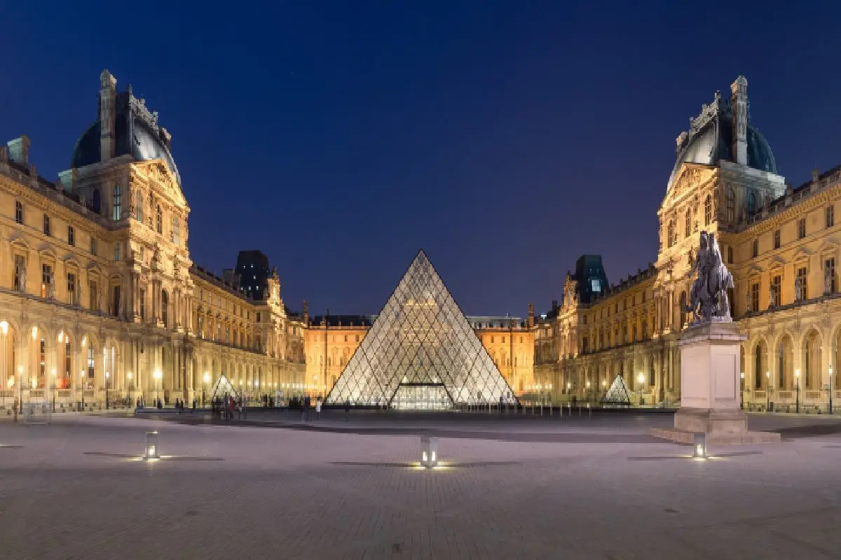 Rapina al Louvre rubati i gioielli di Napoleone. Le prime ricognizioni parlano di nove pezzi prelevati dalle teche del museo