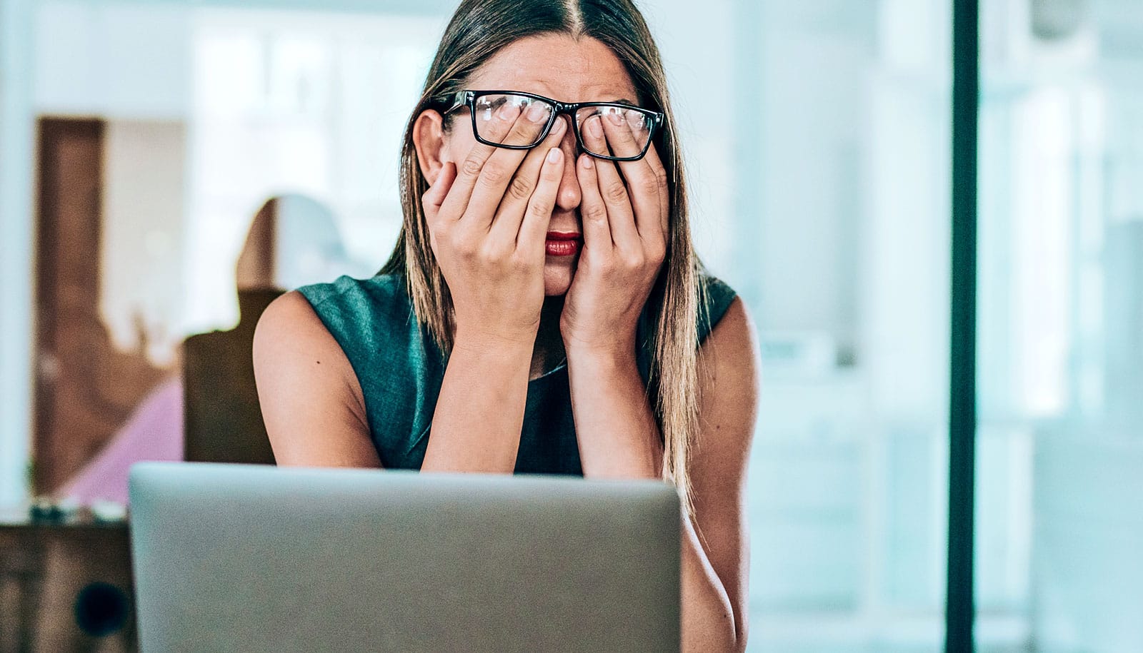 Stress bragging: vantarsi di lavorare troppo. Chi attua questo comportamento, cerca approvazione e riconoscimento ostentando lo stress.