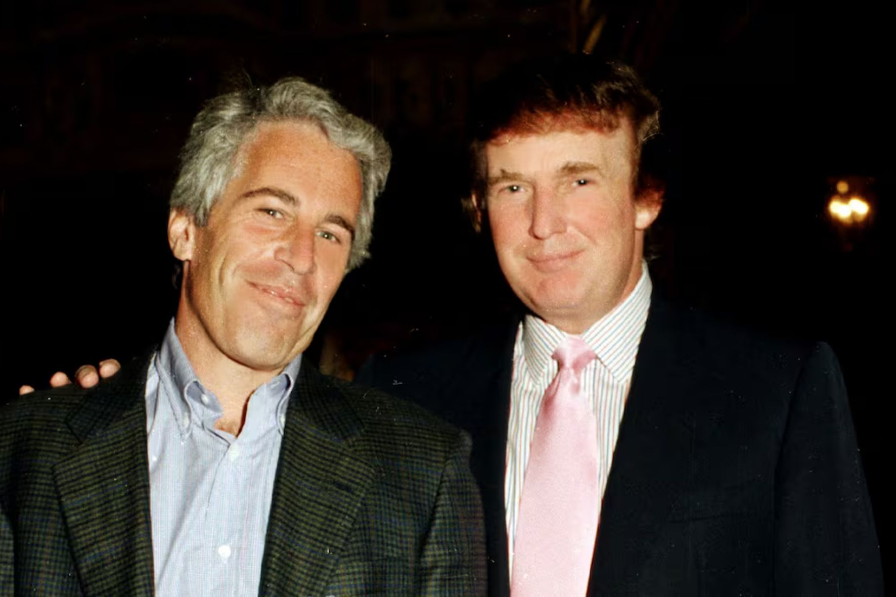 La presunta tresca Epstein–Trump spiegata facile. Trump sapeva della pedofilia, delle minorenni ed è accusato di averne abusato.