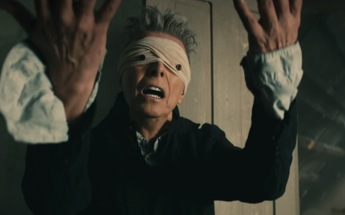 A dieci anni da Blackstar: l’ultima visione di Bowie prima di sparire nel buio. Blackstar di Davide Bowie è monumento feroce e luminoso