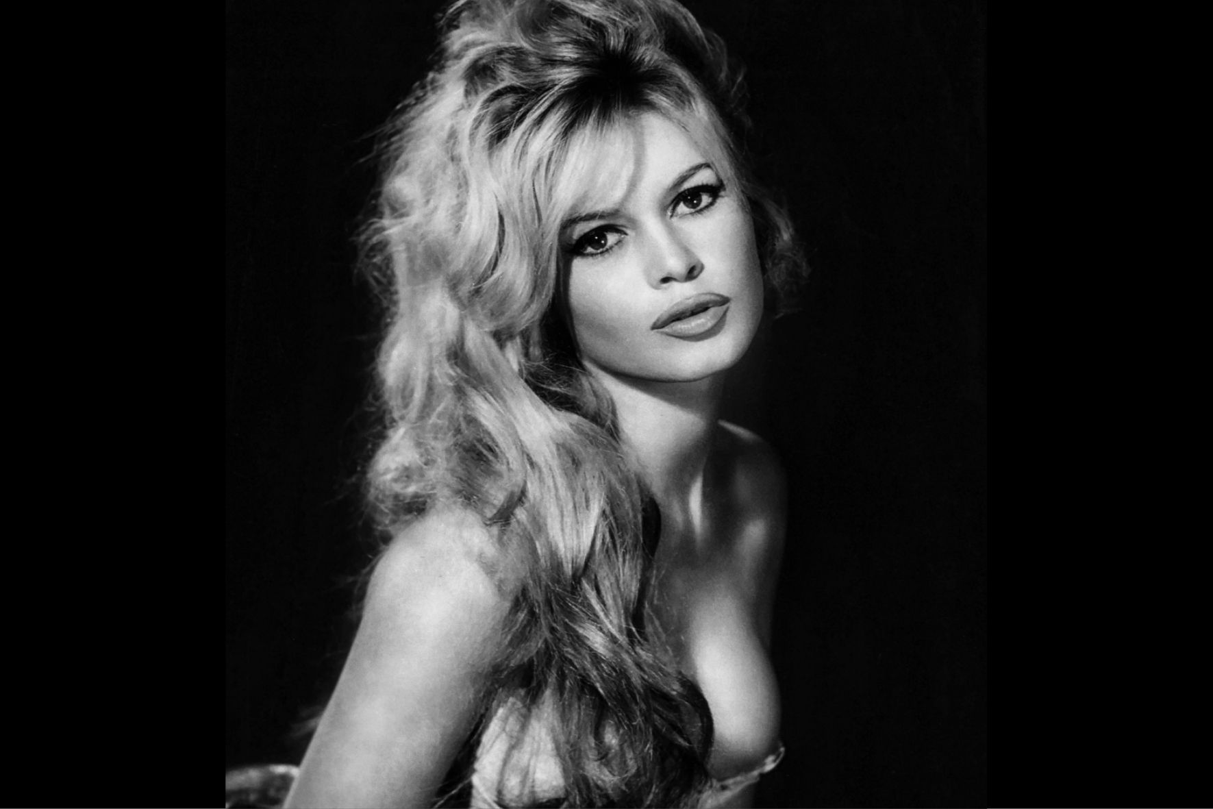 La rivoluzione del mito attraverso le pellicole di Brigitte Bardot in 5 film essenziali che hanno segnato la storia del cinema e del costume.