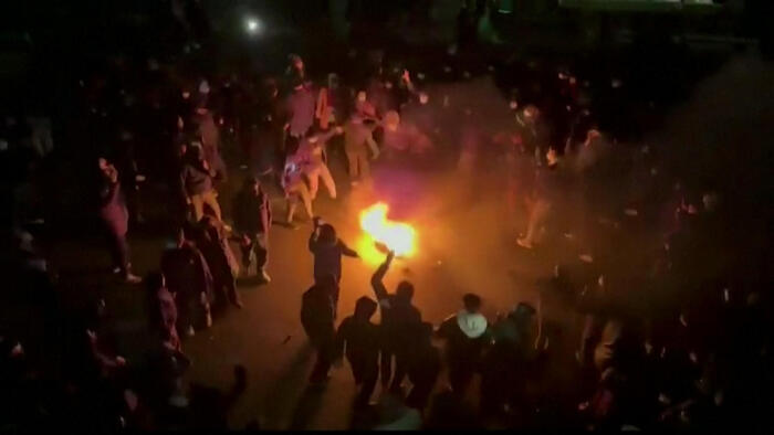 Notte di proteste in Iran, prosegue il blackout di internet. Ong: '116 morti e più di 2.600 arresti' - proseguono manifestazioni e scioperi