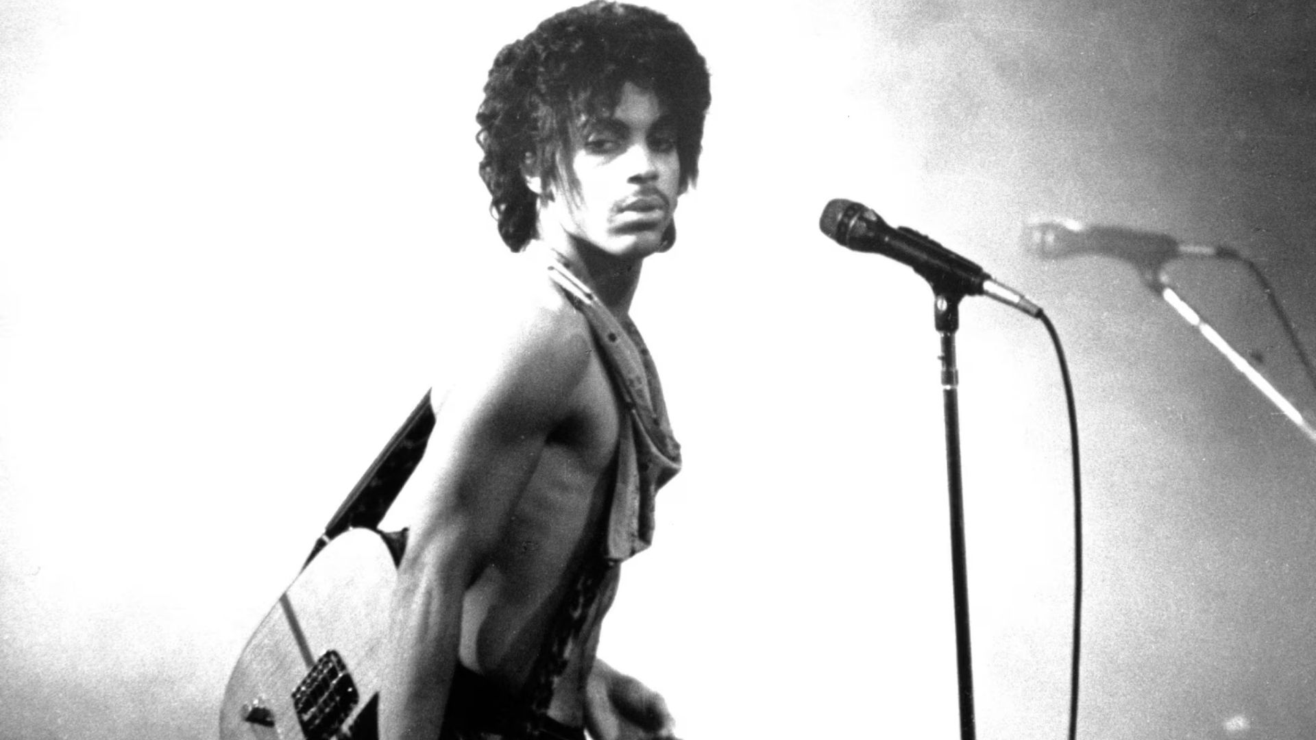 Dieci anni senza Prince: l'Eucaristia viola nei 10 brani più iconici del genio di Minneapolis da Purple Rain a Darling Nikki