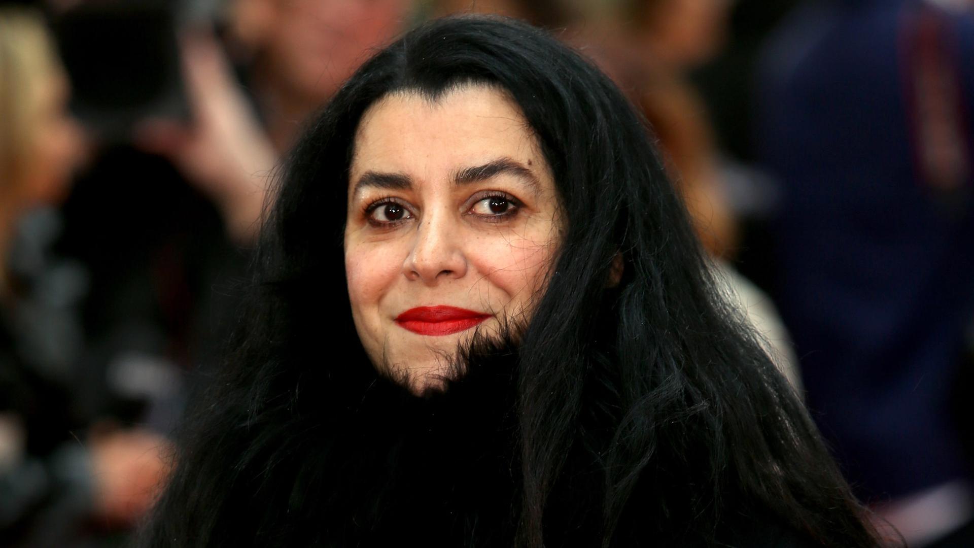 Marjane Satrapi, autrice di Persepolis, è morta a 56 anni. Ripercorriamo la vita, l'impegno politico e l'eredità dell'artista.