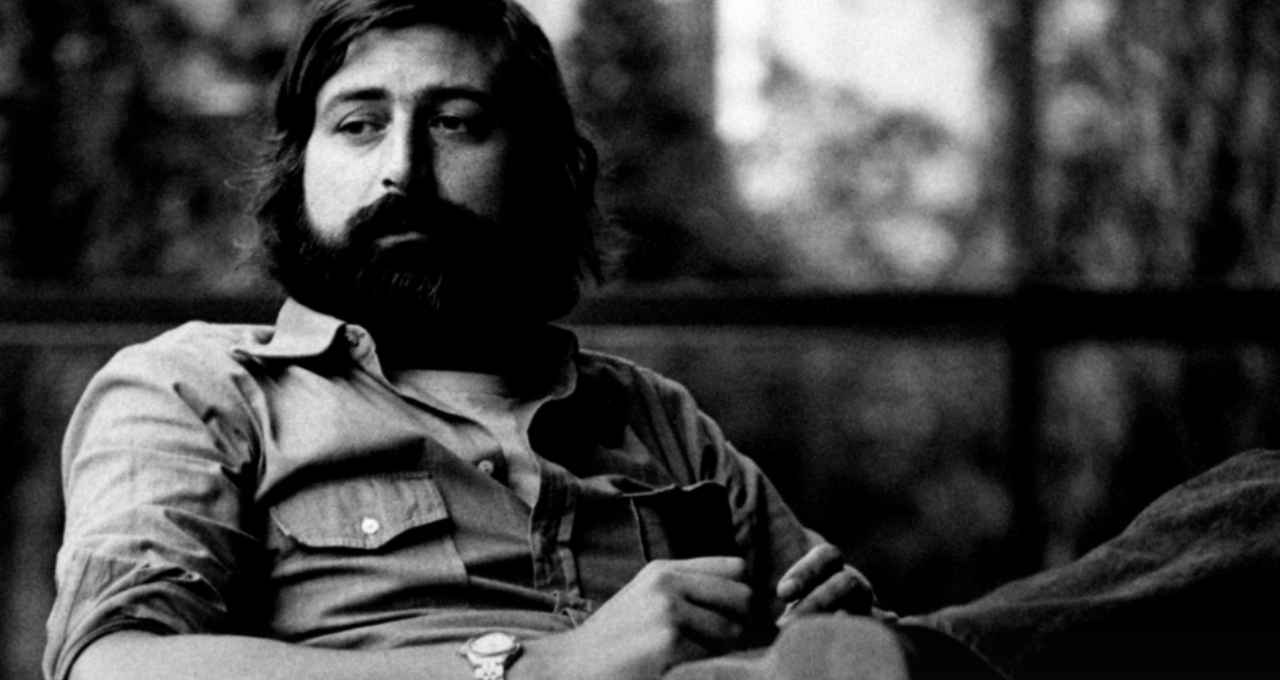 La verità è che Francesco Guccini non apparteneva alle accademie. Apparteneva alle osterie. Non fuggiva dal successo ma dalla sua caricatura.