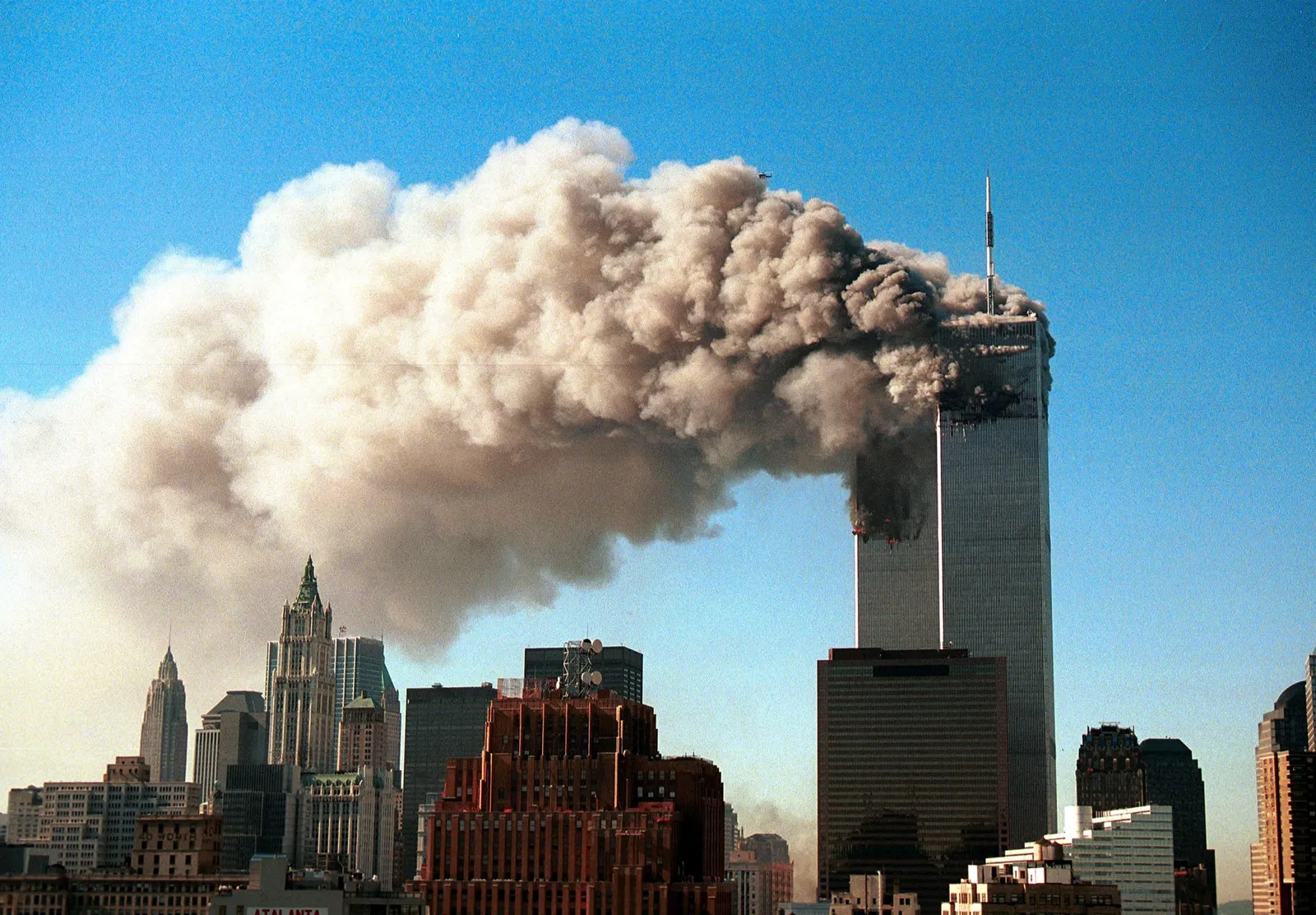 Tutte le teorie del complotto 11 settembre spiegate una per una: da dove nascono?Guida completa per il 25° anniversario.