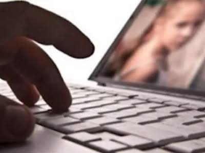 Abusi sessuali su minori creati con l'intelligenza artificiale. Il rischio è che diventi una macchina per produrre abusi pedopornografici